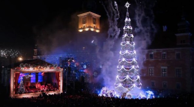 W sieci pojawił się prezentujący świąteczne iluminacje Warszawy.