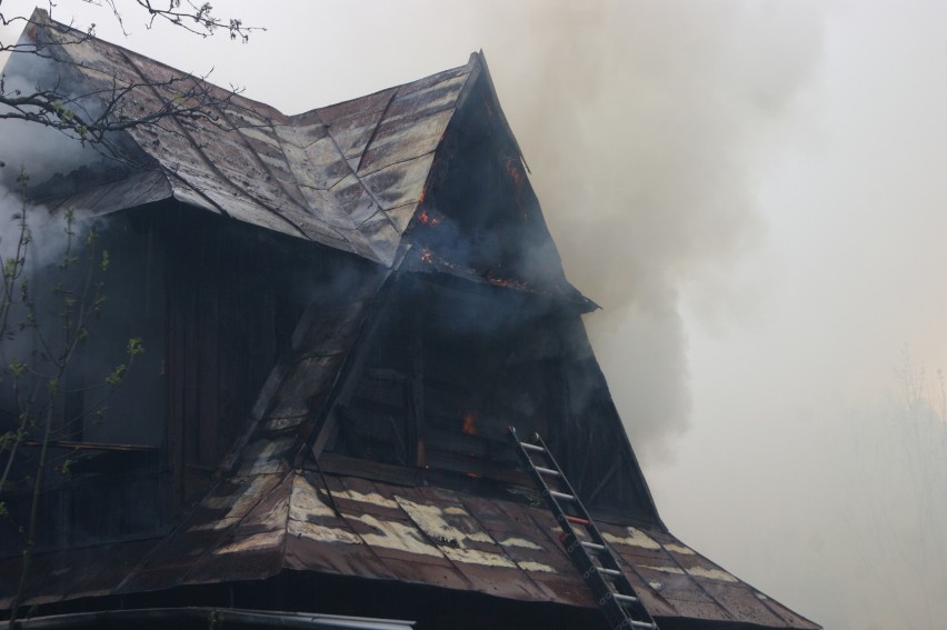 Podhale. W Stasikówce pali się dom po uderzeniu pioruna [ZDJĘCIA]