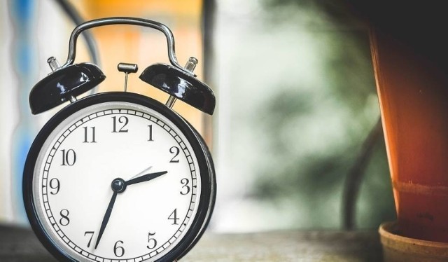 Kiedy zmieniamy czas o godzinę do tyłu? Rano będzie jaśniej! To zdecydowanie mniej bolesna zmiana czasu, ponieważ przestawiamy zegarki o jedną godzinę do tyłu.