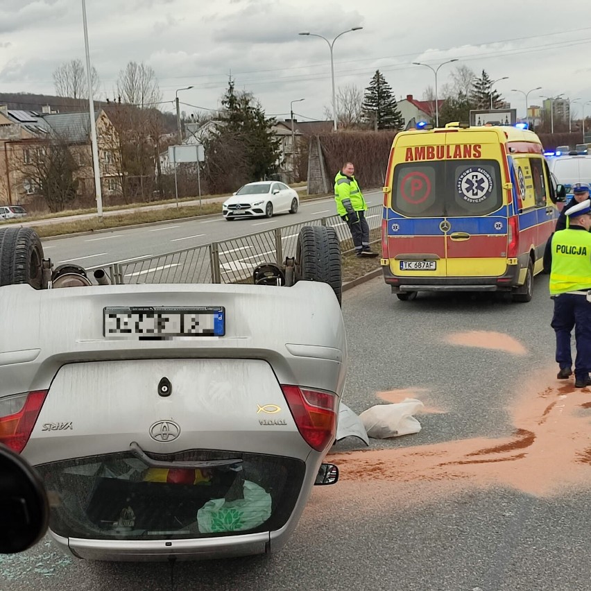 Wypadek na ulicy Krakowskiej w Kielcach. Zderzyły się dwa auta, jedno dachowało