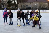 Lodowisko w Stargardzie otwarte w nowym miejscu. Pierwsi łyżwiarze już na lodzie [ZDJĘCIA] 