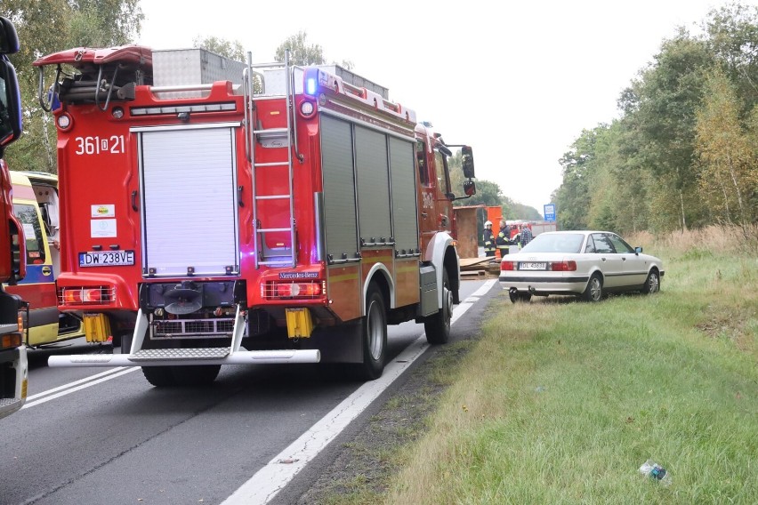 Wypadek za Prochowicami, droga zablokowana w obu kierunkach