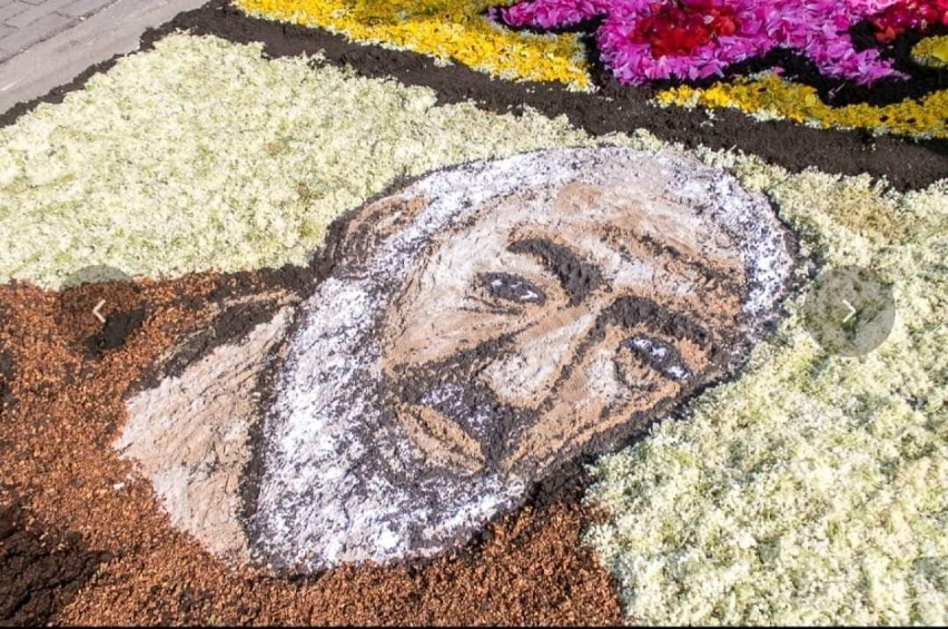 Kwietne dywany w Krzymowie. Wyjątkowa tradycja na Boże Ciało! [zdjęcia]