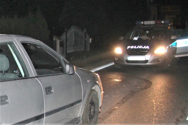 Oświęcimscy policjanci w trakcie nocnych kontroli, złapali mieszkańca Brzeszcz i Oświęcimia prowadzących pojazdy bez uprawnień