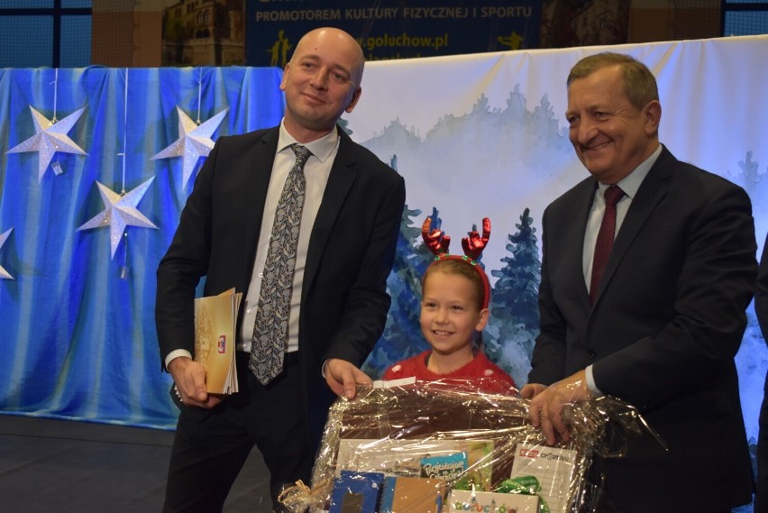 Laureaci konkursu plastycznego „Dzieci segregują śmieci" odebrali nagrody podczas XV Gołuchowskiego Jarmarku Bożonarodzeniowego