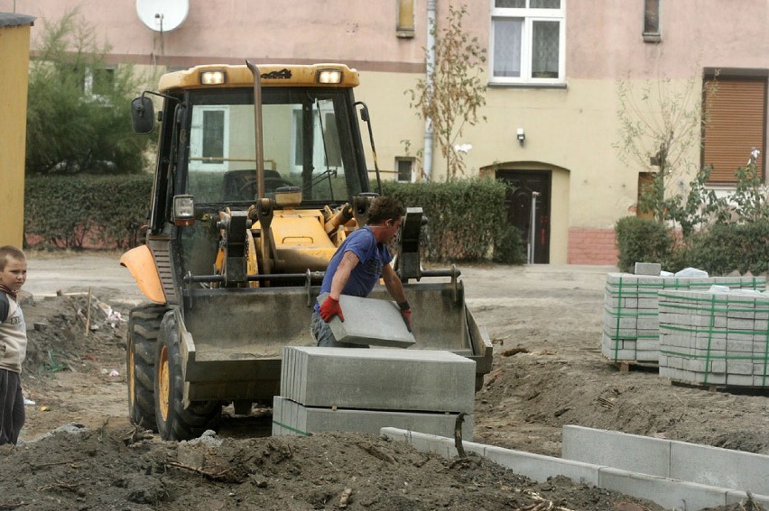 Trwa budowa siłowni pod chmurką w Legnicy(ZDJĘCIA)