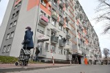 Nóż w piersi 53-latka w bloku na osiedlu Czarnów w Kielcach. Trafił na stół operacyjny, zatrzymano żonę
