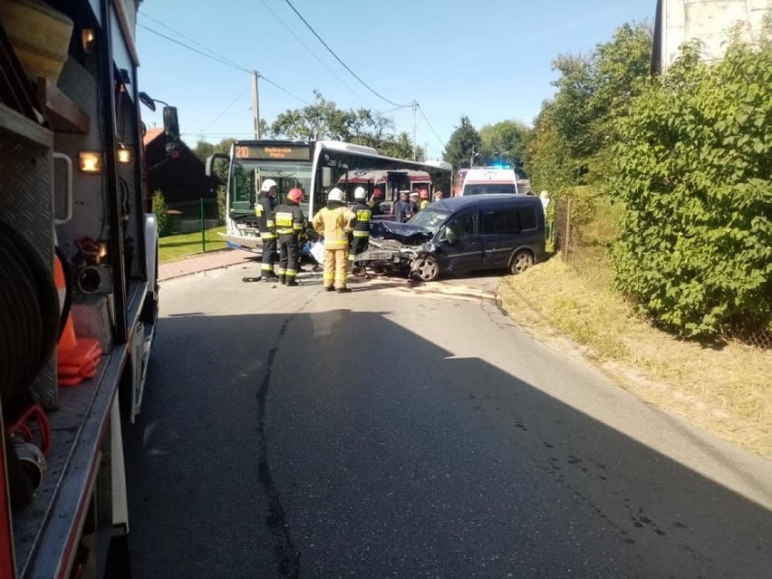 Zderzenie autobusu z autem osobowym w podkrakowskich Będkowicach [ZDJĘCIA]