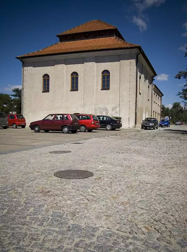 Dawna synagoga - obecnie siedziba Archiwum Państwowego (ul. Żydowska 4).