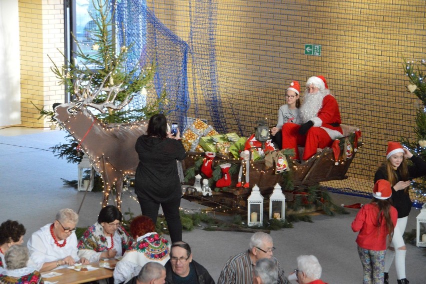 Pierwsza otwarta wigilia dla mieszkańców Miejskiej Górki. Święty Mikołaj, występy dzieci, dania od KGW i rękodzielniczy kiermasz [ZDJĘCIA]