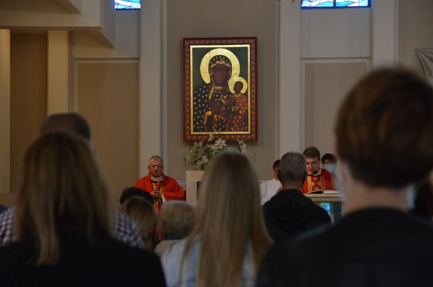 Kościół pw. Matki Boskiej Częstochowskiej w Charzykowach bez limitu wiernych (zdjęcia)