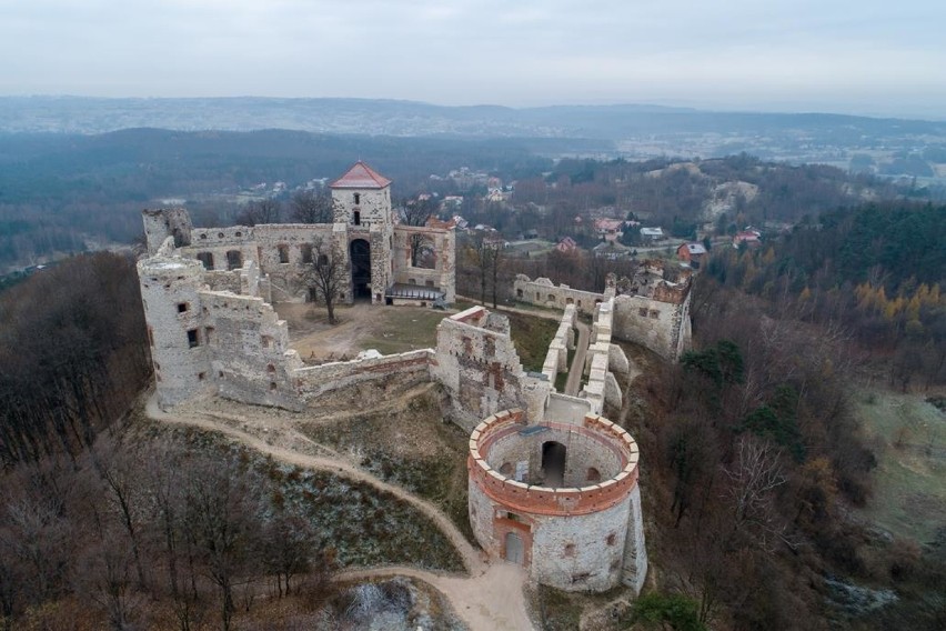 Majestatyczny zamek w Rudnie z lotu ptaka. Zdjęcia z drona...