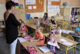 Ile zarabiają i ilu jest nauczycieli w województwie mazowieckim? [RAPORT]