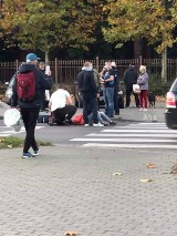 Potrącenie pieszej w Policach. Kobieta trafiła do szpitala