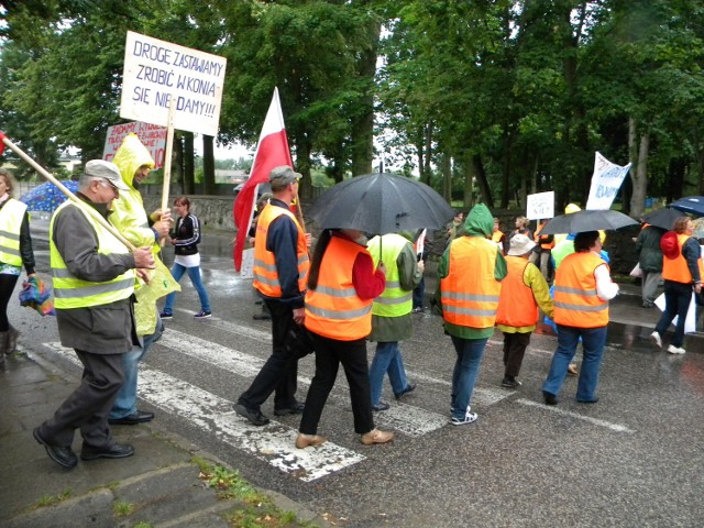 Mieszkańcy gminy Trąbki Wielkie protestowali na drodze wojewódzkiej 222 w lipcu 2013 r. Blokada drogi była efektem kolejnej odmowy remontu tej trasy, na który mieszkańcy czekali od kilku lat.