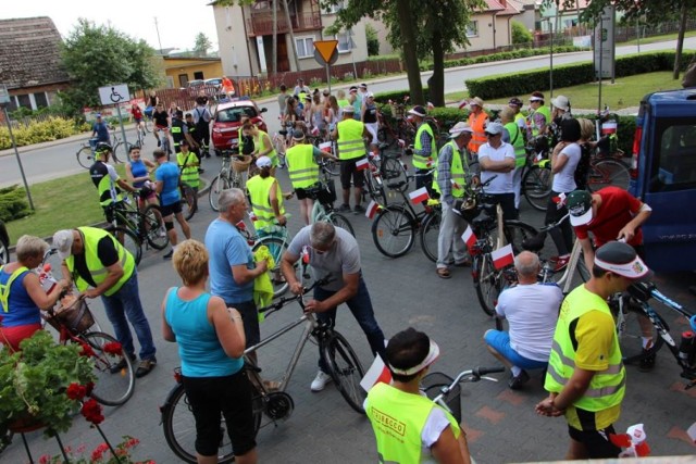 Rajd rowerowy "Niepodległa" i zlot samochodów zabytkowych odbyły się w Blizanowie