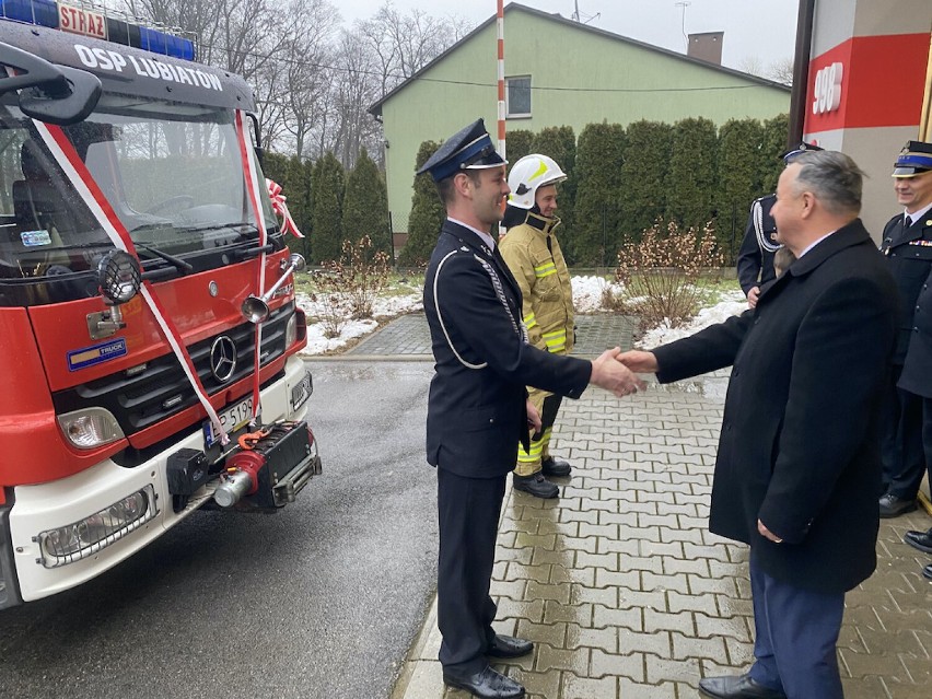 Nowy wóz strażacki przekazano OSP Lubiatów (gmina Wolbórz) -...