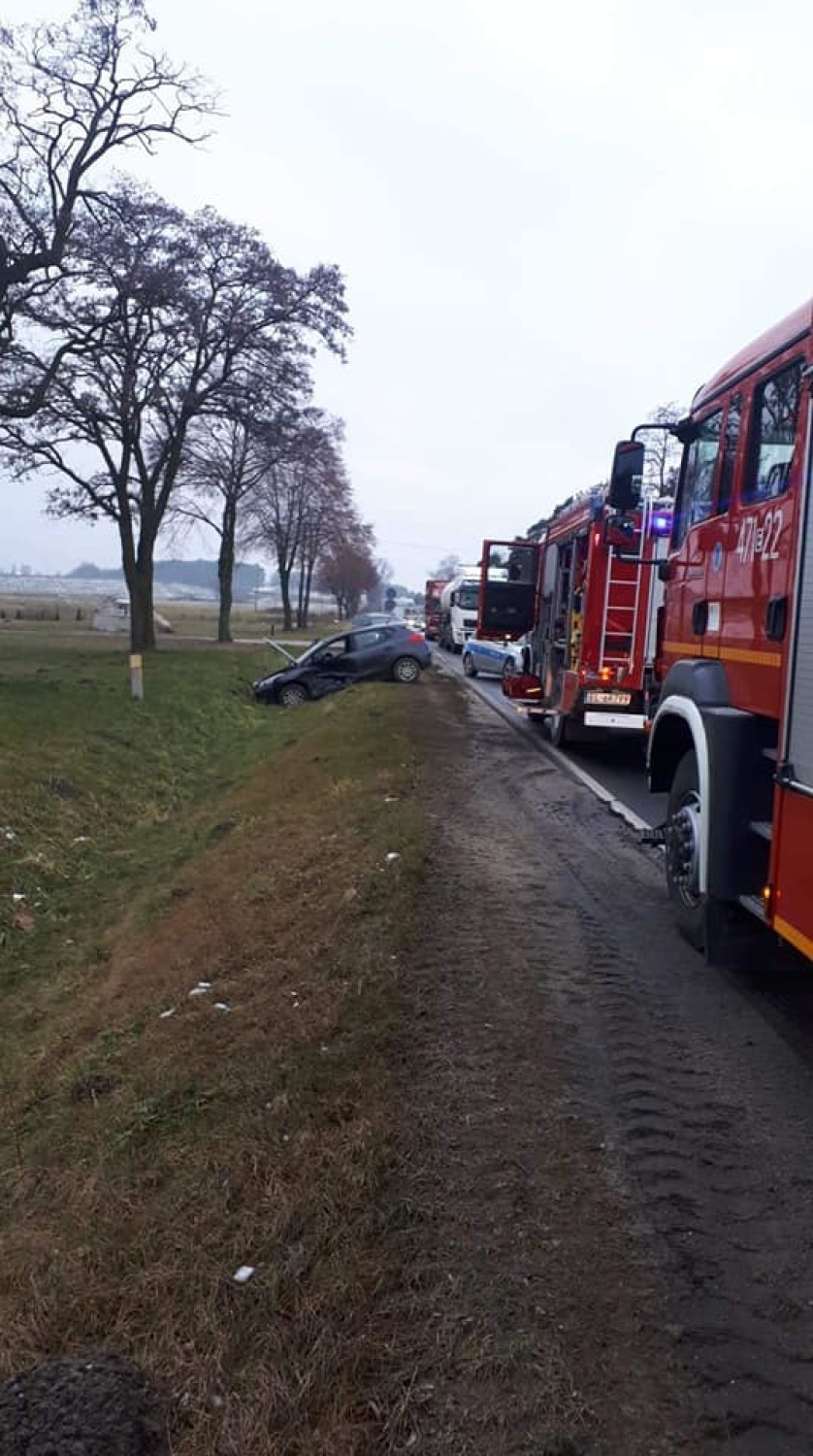 Wypadek na ul. Piotrkowskiej w Opocznie. Dwie osoby poszkodowane [ZDJĘCIA]