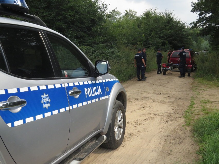 Policjanci i strażacy w poszukiwaniu 22-letniego Dawida...