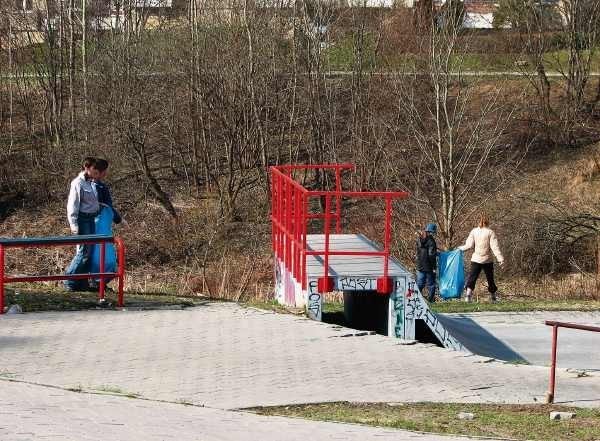 Jak na razie jedyne prace w jarach to coroczne sprzątanie śmieci.