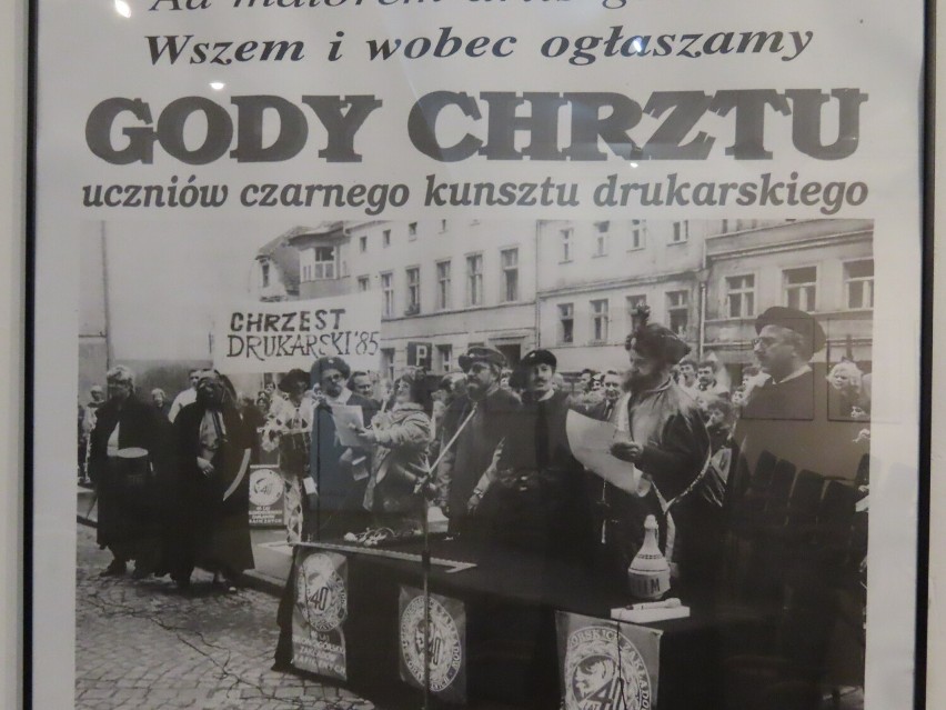 Nowi pracownicy musieli przejść swoisty i dosłowny chrzest w...