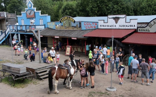 Wielu mieszkańców Grudziądz, ale i regionu było w Mega Parku pod Grudziądzem, w którym znajduje się miasteczko westernowe Kansas City i mini zoo. To miejsce rodzinnych spotkań i zabaw. - W tym roku nie było nam dane nawet rozpocząć sezonu, działamy na rezerwie zeszłorocznej, która topnieje w oczach - apelują o wsparcie z Mega Parku pod Grudziądzem. - Wiosna to dla nas okres uzupełniania zapasów żywności po zimie. Właśnie teraz kiedy potrzebne są środki na karmę, opiekę weterynaryjną i kowala, nastąpił kryzys. Każdy z nas może dorzucić swój datek, by wspomóc zwierzaki, a jest ich tu aż 215! Tylko w samym miasteczku westernowym jest 20 koni. 
Szczegóły na kolejnych kartach.