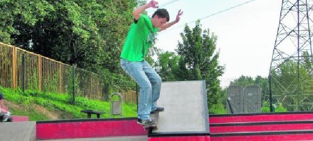 Daniel Ledwoń z nowego skateparku w Rojcy korzystał już w poniedziałek.
