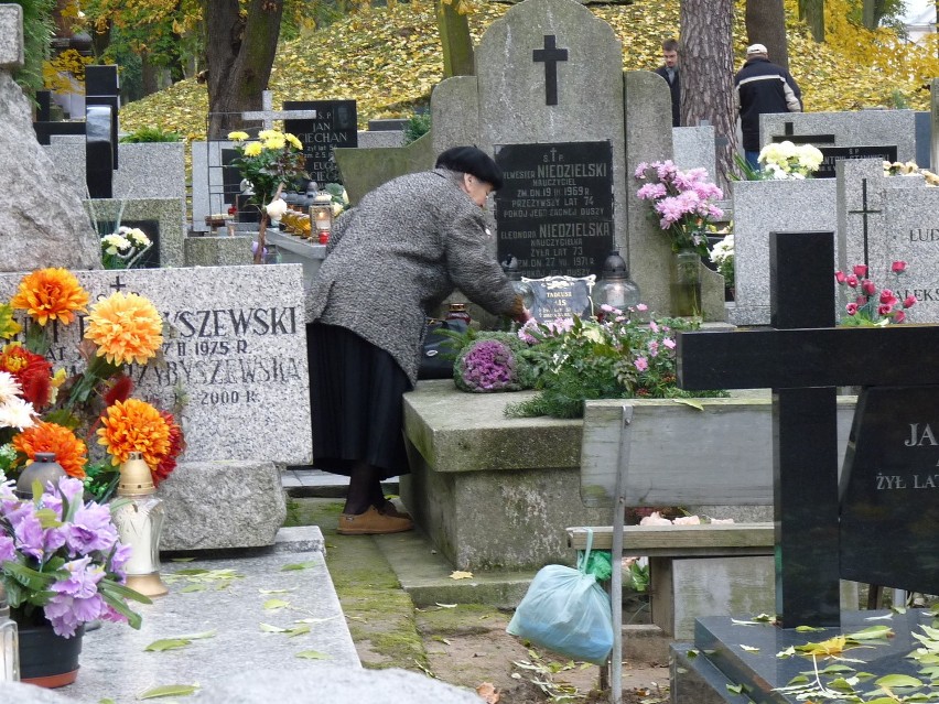 Dzień Wszystkich Świętych na cmentarzu przy Lipowej. Oglądaj WIDEO i ZDJĘCIA