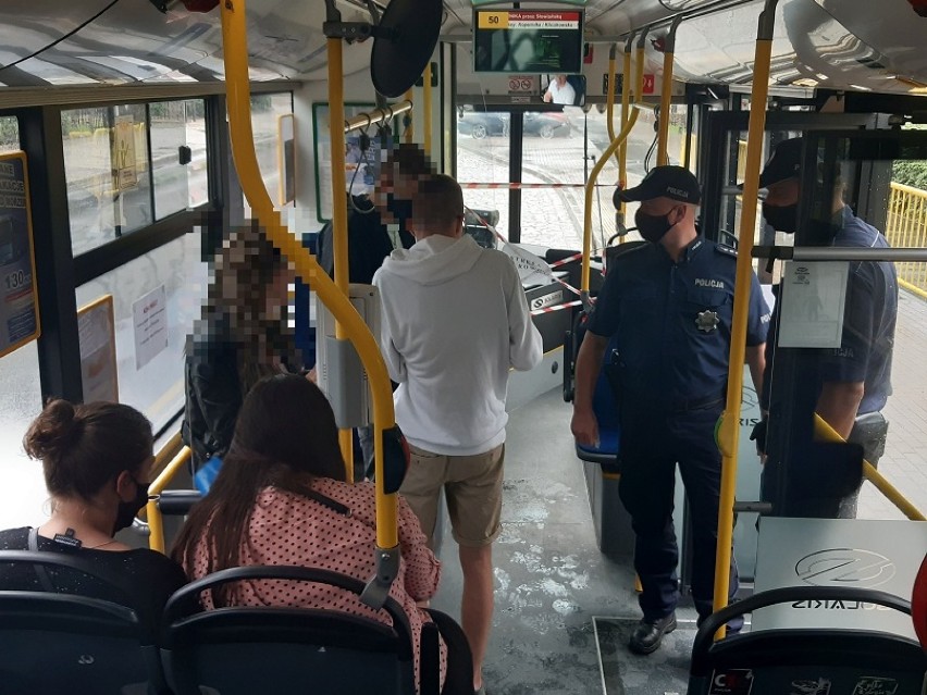 Kontrole w autobusach MPK. Policjanci sprawdzali czy pasażerowie mają maseczki 