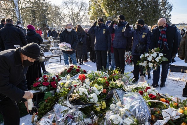 Msza św. pogrzebowa, poprzedzona modlitwą różańcową, odprawiona została w piątek 5 lutego w kaplicy na cmentarzu na Bielawkach. Po mszy św. odbyła się ceremonia pogrzebowa. Mieczysław Żak miał 69 lat.