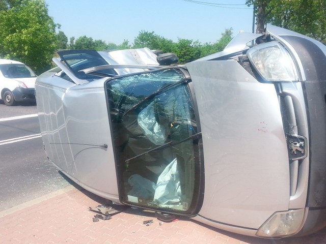 23 maja na ul. Rudzkiej w Rzgowie doszło do wypadku, w którym ucierpiało 7 osób. Kierowca peugeota został zabrany do szpitala śmigłowcem LPR