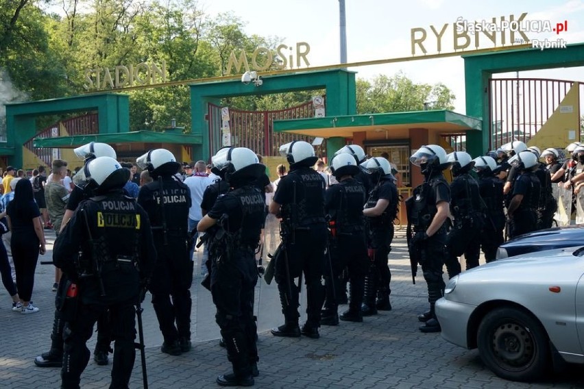 140 policjantów z Rybnika i Śląska zabezpieczało derby ROW 1964 Rybnik i GKS 1962 Jastrzębie