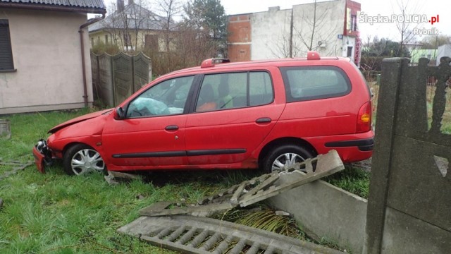 Rybnik: 78-latek wyleciał autem z drogi, przebił ogrodzenie w domu.