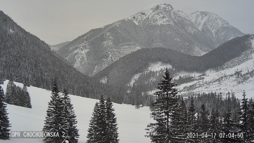 Tatry. Wzrosło zagrożenie lawinowe. Jest trzeci stopień. Do tego gęsta mgła. Na szczytach nic nie widać