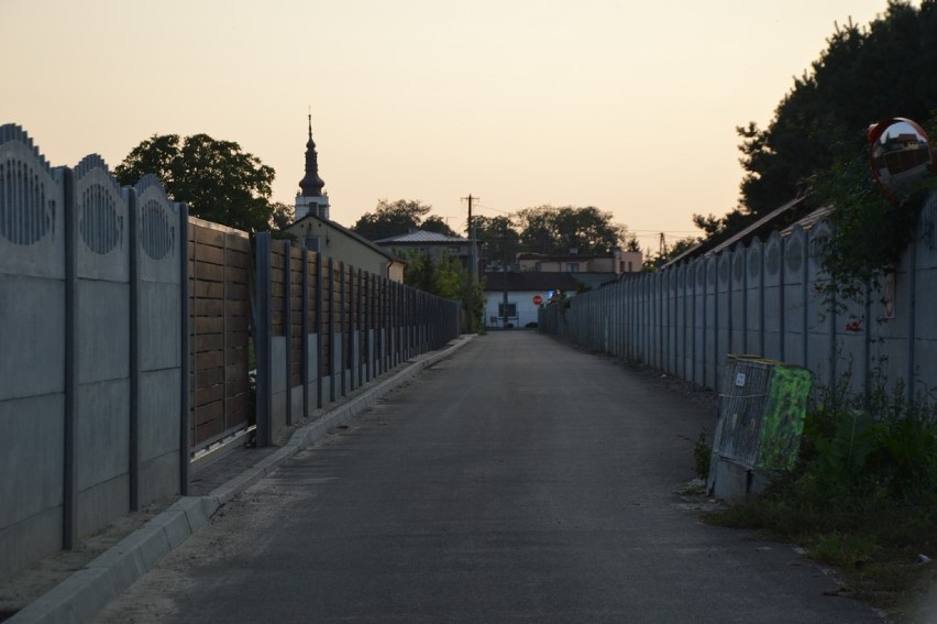 Skrzynka została pomalowana farbą o jaskrawej barwie, ale i...