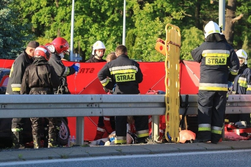 Wypadek w Długołęce. Jedna osoba nie żyje [ZDJĘCIA]