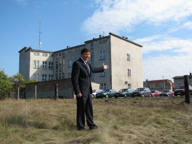 Burmistrz Klaudiusz Kandzia pokazuje teren, na którym mógłby powstać rynek