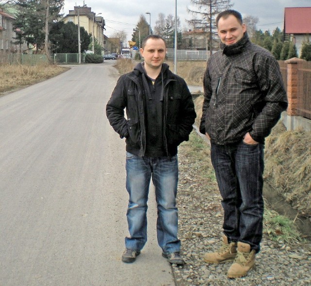 Dom Leszka Kosteckiego (pierwszy z lewej) położony jest sześć metrów od planowanej drogi