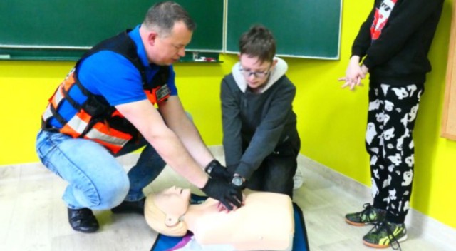 Uczniowie z PSP w Dziepółci spotkali się z ratownikiem medycznym