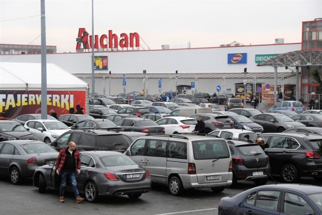 Duży ruch panował w ostatnie godziny handlu przed świętami w kieleckich marketach i galeriach handlowych. W Wigilię szczeg&oacute;lnie w godzinach porannych w marketach było mn&oacute;stwo ludzi. Po godzinie 12 ludzi było już nieco mniej ale nadal nie brakowało os&oacute;b robiących ostatnie zakupy czy prezenty.

Zobaczcie co w Wigilię działo się przed kieleckimi marketami 

&lt;script async defer class=&quot;XlinkEmbedScript&quot;  data-width=&quot;320&quot; data-height=&quot;240&quot; data-url=&quot;//get.x-link.pl/ba4ceb73-dad4-84c5-76e1-af34df4cf381,ae43bbe1-84d5-e9b5-4ce3-66aa8da679a9,embed.html&quot; type=&quot;application/javascript&quot; src=&quot;//prodxnews1blob.blob.core.windows.net/cdn/js/xlink-i.js?v1&quot; &gt;&lt;/script&gt;