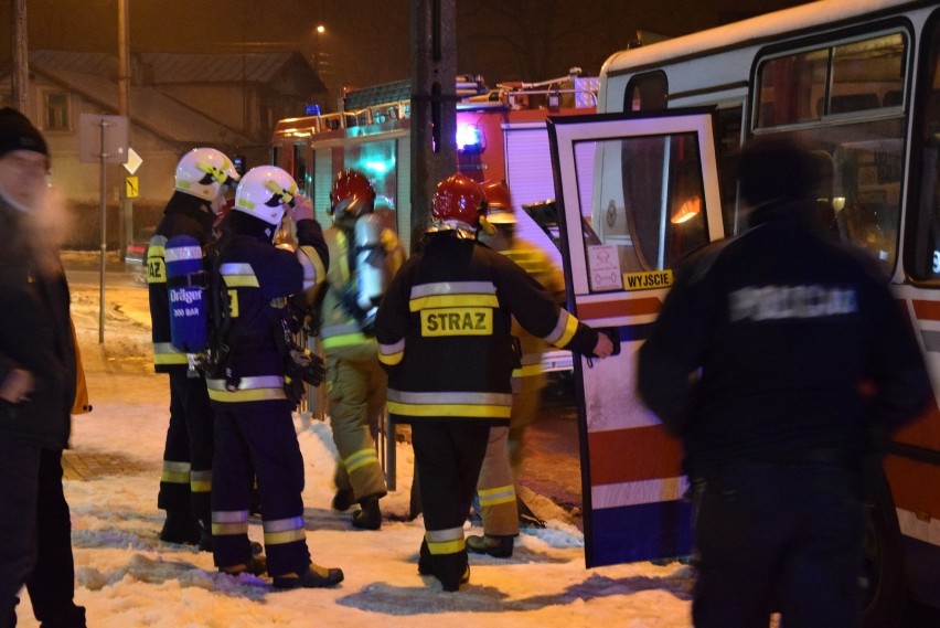 W centrum Skierniewic zapalił się autobus. Interweniowały dwie jednostki straży