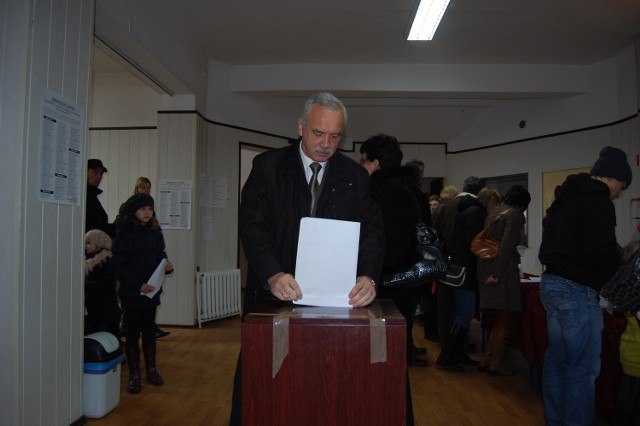 Burmistrz Sylka podczas niedzielnego głosowania