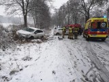 Na trasie Nowa Karczma - Lubieszyn zderzyły się trzy auta. Uwaga! Na drogach wciąż trudne warunki [ZDJECIA]