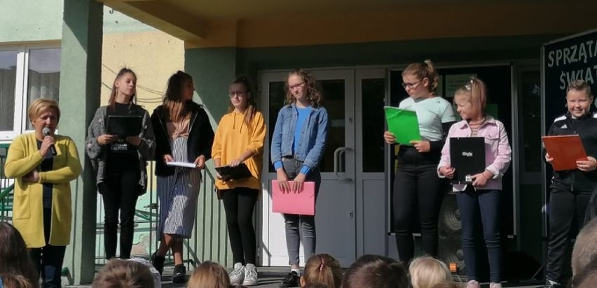 "Sprzątanie Świata" w Szkole Podstawowej w Koźminku. Uczniowie zachęcali do proekologicznych zachowań