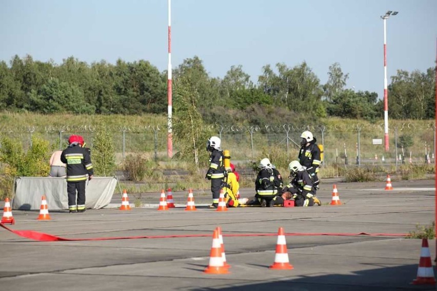Strażacy ćwiczyli na lotnisku w Pile
