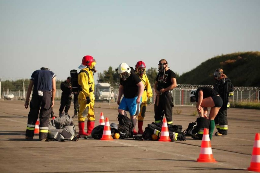 Strażacy ćwiczyli na lotnisku w Pile