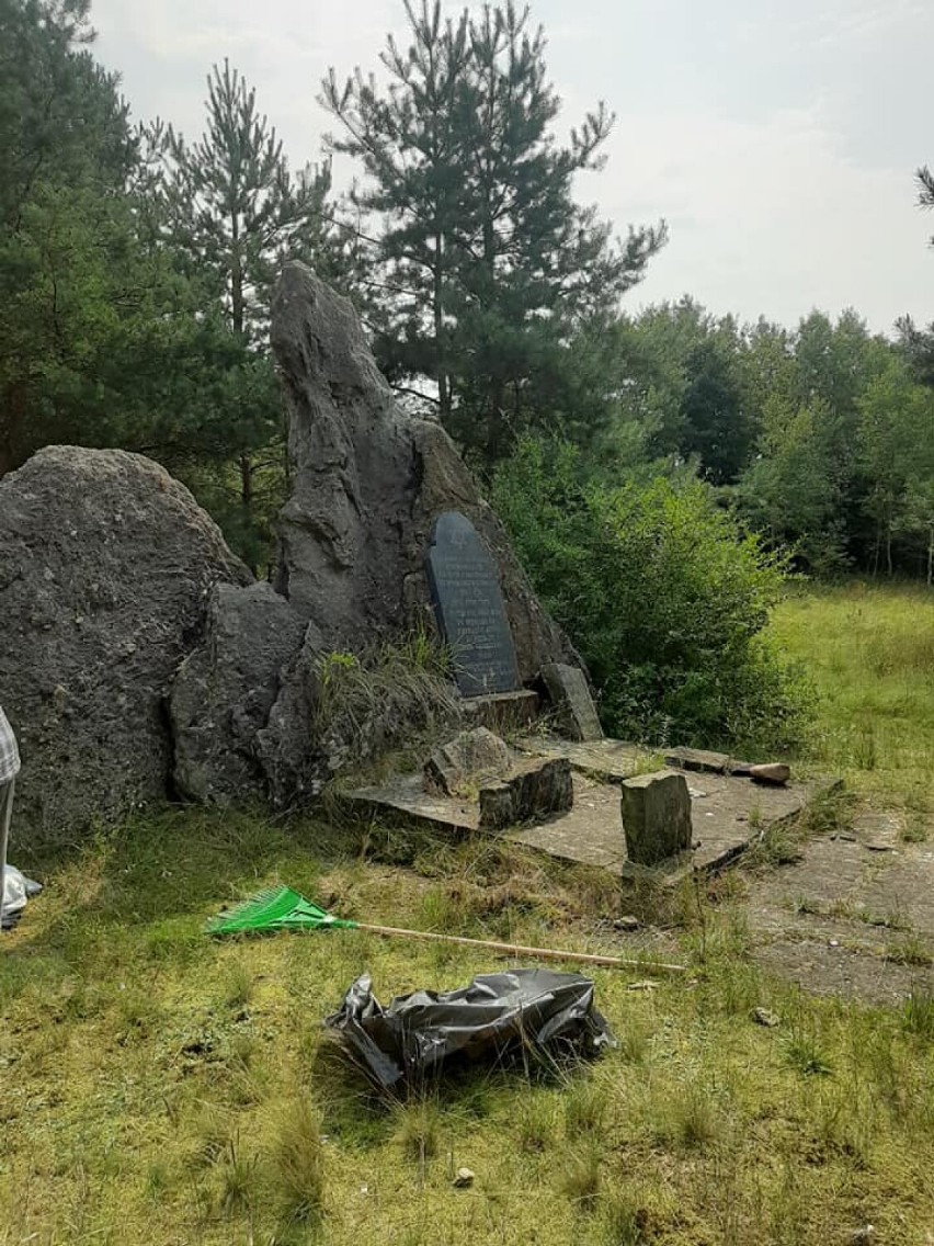 Akcja sprzątania cmentarza żydowskiego w Brzezinach. Uczestnicy zebrali 30 worków śmieci