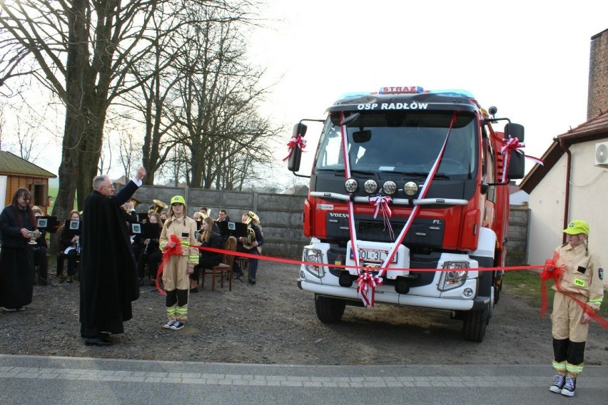 Przywitanie fabrycznie nowego strażackiego Volvo FL w...