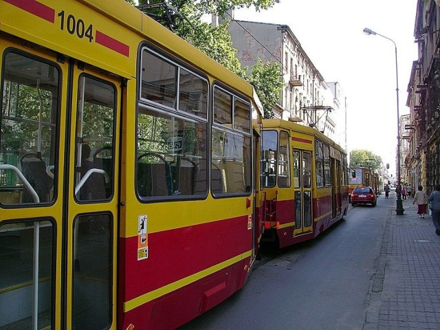 W godzinach porannego szczytu sznur tramwaj&oacute;w ciągnął się od placu Hallera do alei Kościuszki.