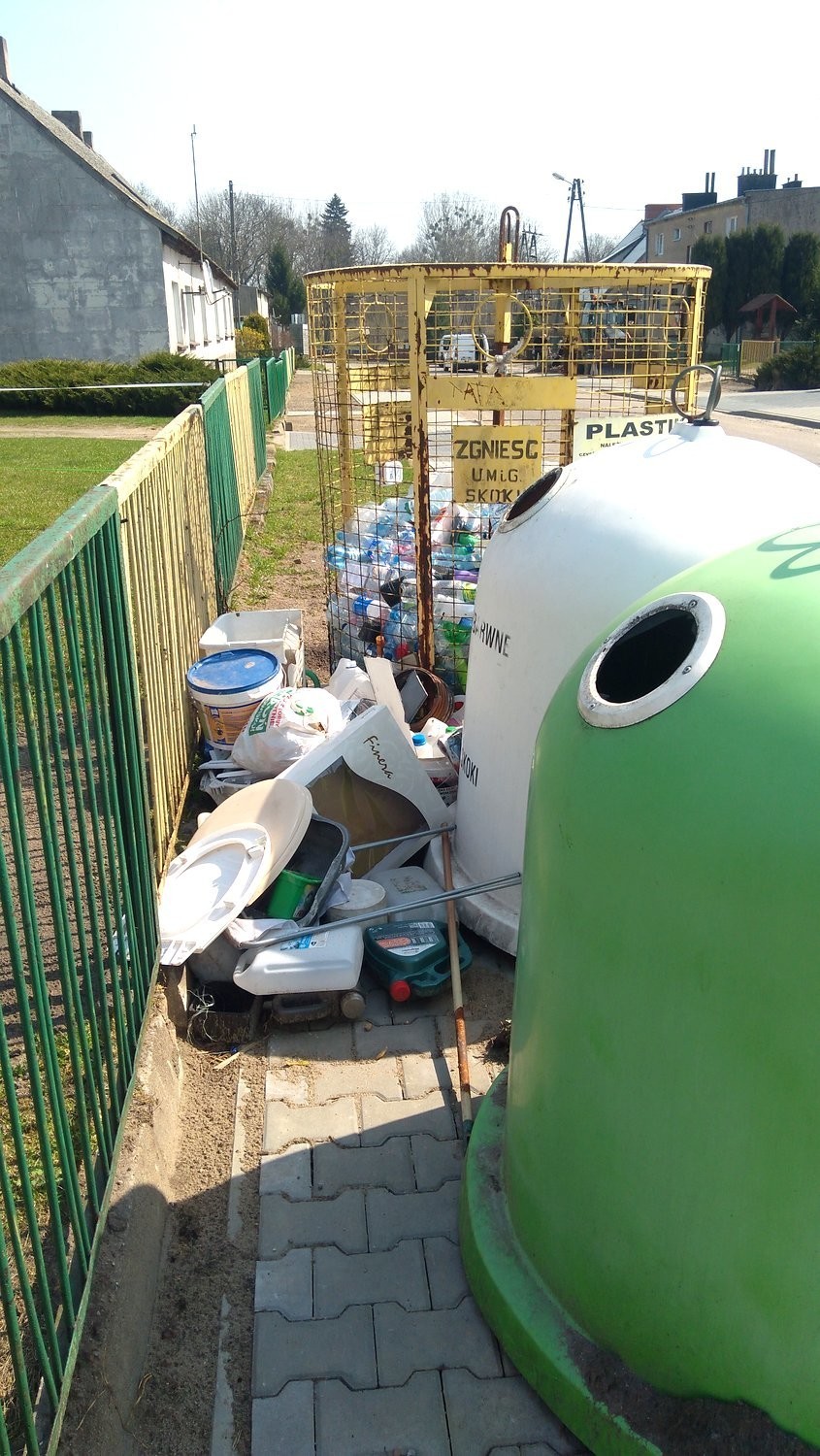 Bałagan wokół pojemników na śmieci w gminie Skoki. Urzędnicy przypominają jak należy je segregować.
